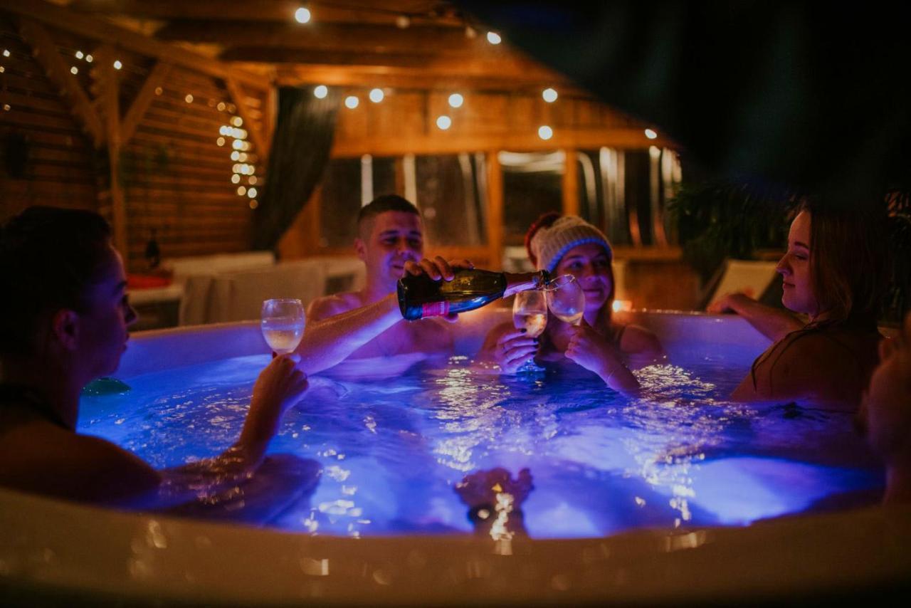 Aloha Glamp - Okragle Domki Przy Rzece - Balia I Sauna - Energylandia Zagornik Kültér fotó