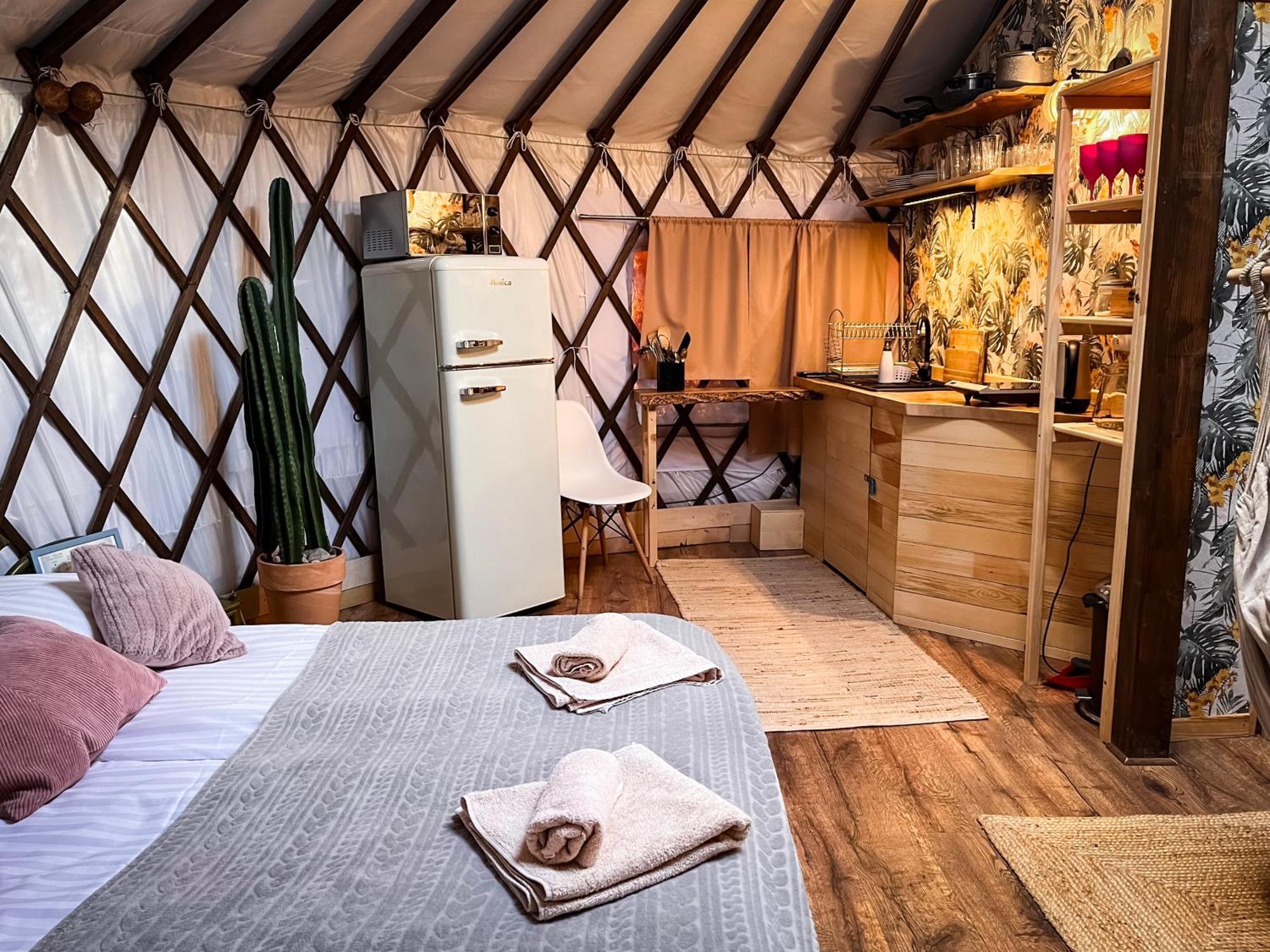 Aloha Glamp - Okragle Domki Przy Rzece - Balia I Sauna - Energylandia Zagornik Kültér fotó